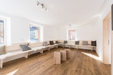 großer Wohnbereich Holzbank Holztische