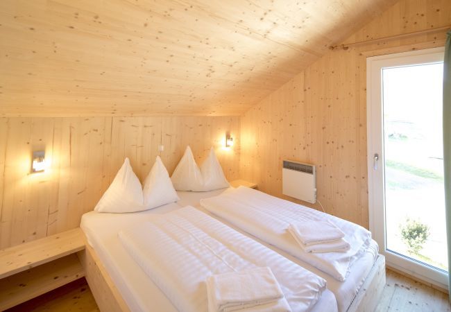 Chalet in Murau - Superior Ferienhaus # 15 mit IR-Sauna & Whirlpool Schlafzimmer Doppelbett Genießen Träumen