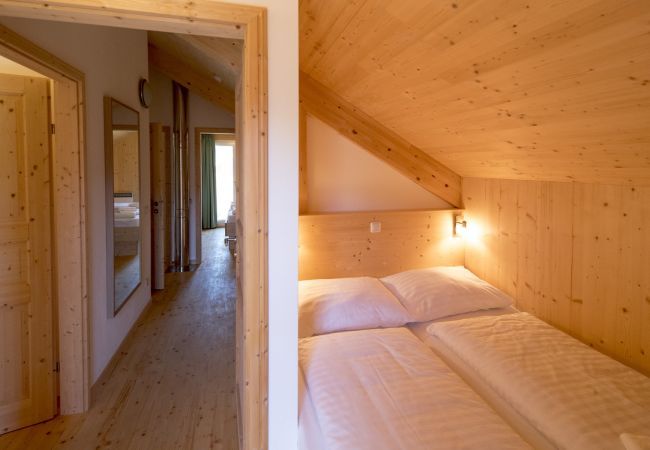 Chalet in Murau - Superior Ferienhaus # 15 mit IR-Sauna & Whirlpool Schlafzimmer Doppelbett Entspannen Abschalten